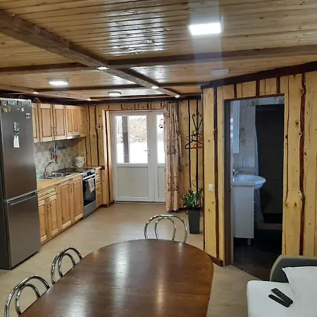 Pid Goroyu Casa vacanze Lazeshchyna